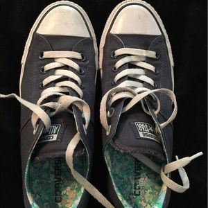 Women’s converse tennis shoe